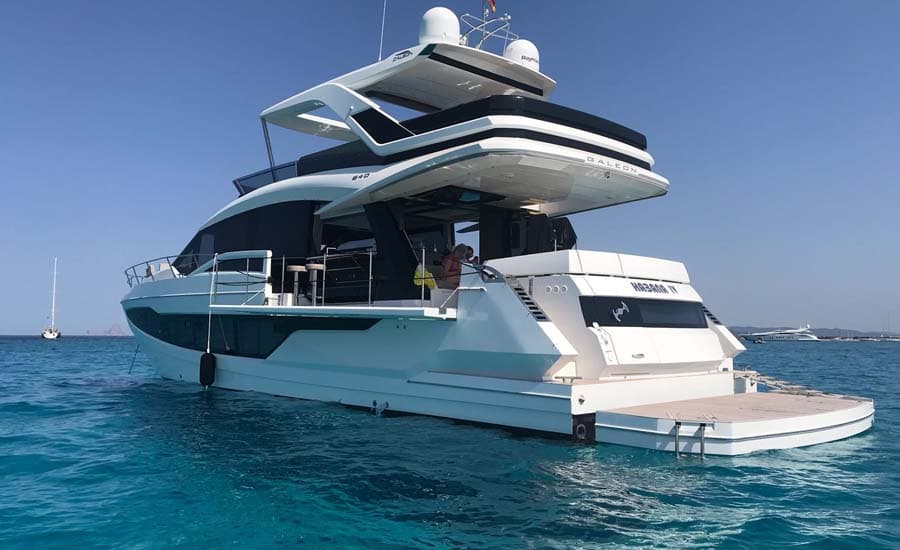 Galeon 640 Fly at anchor